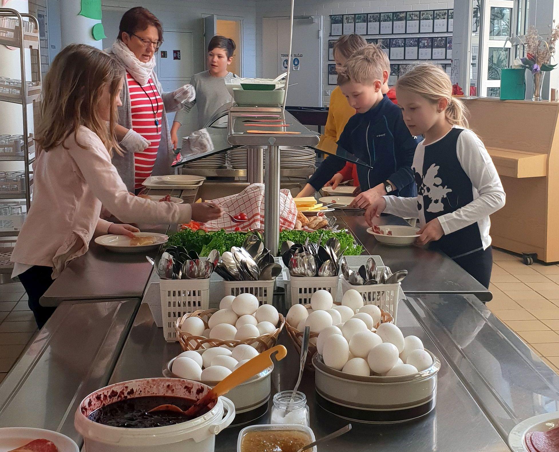 Barn och vuxna vid buffetbord