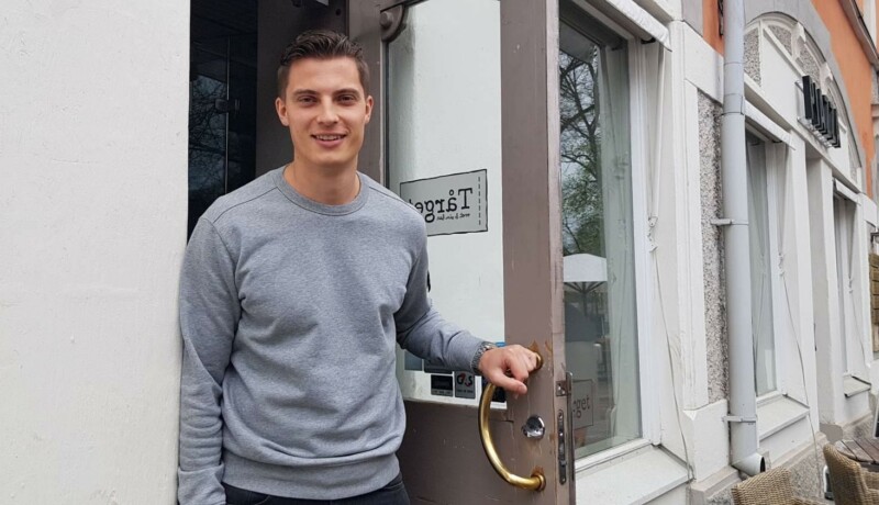 Man står i dörröppningen till restaurang Tårget.