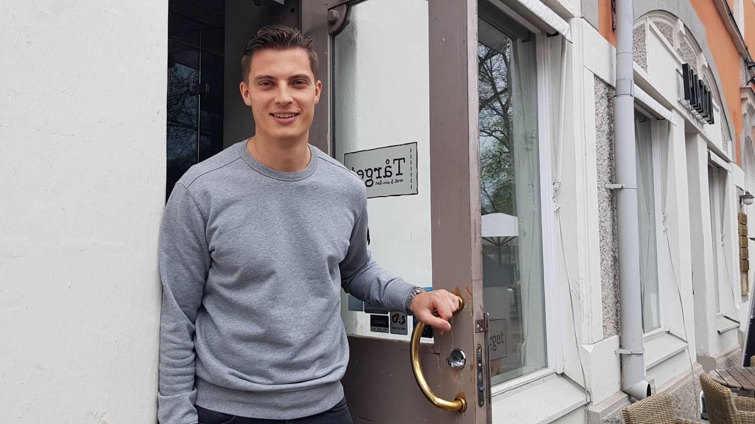 Man står i dörröppningen till restaurang Tårget.