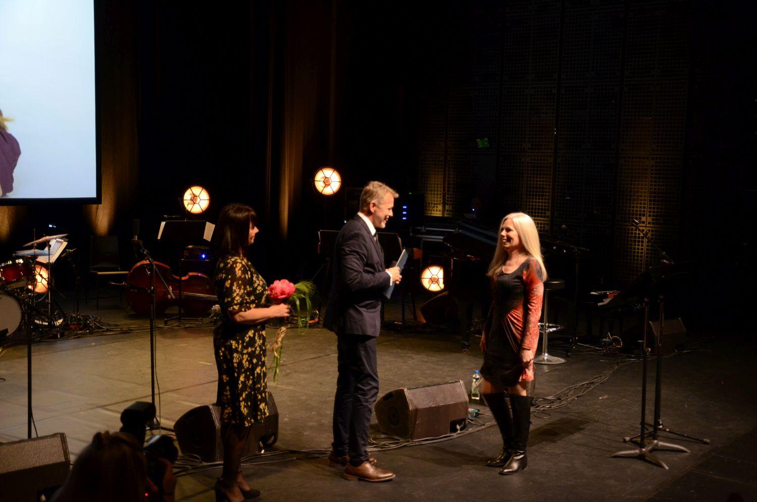 Johanna Grüssner mottar pris.