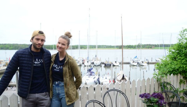 Karin Eklund och Linus Korkea-Aho ute på terassen.