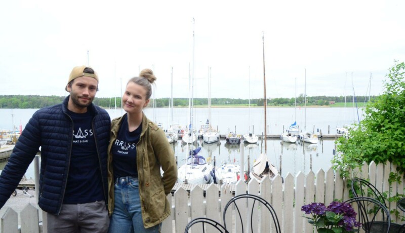 Karin Eklund och Linus Korkea-Aho ute på terassen.