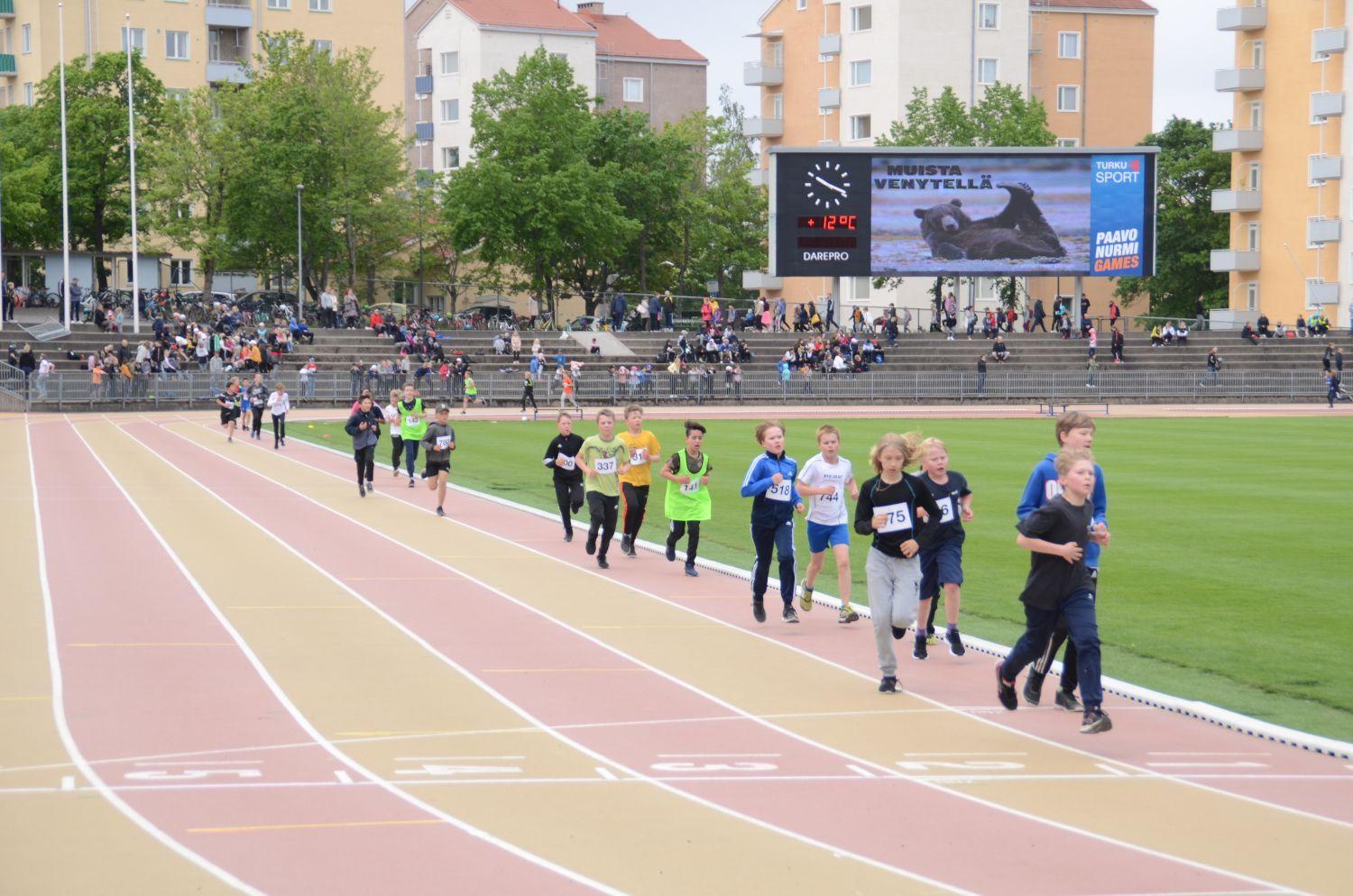 Elever springer på Paavo Nurmi stadion.