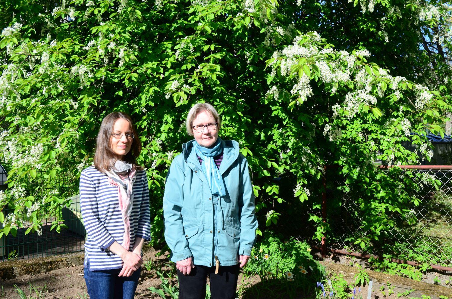 Maria Jansen och Sirkka Juhanoja i Casa Haartmans trädgård.