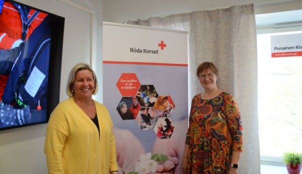 Marjatta Alakahri och Päivi Kuntze från Röda Korset på bild.