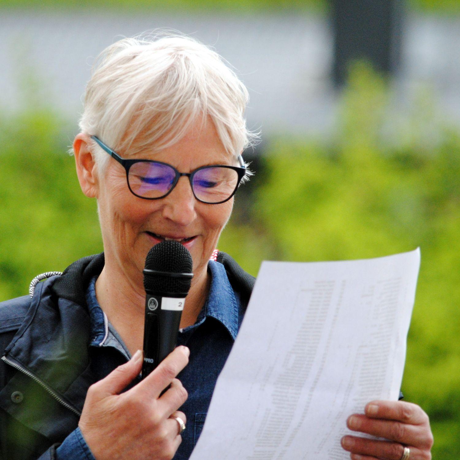 Kvinna med mikrofon