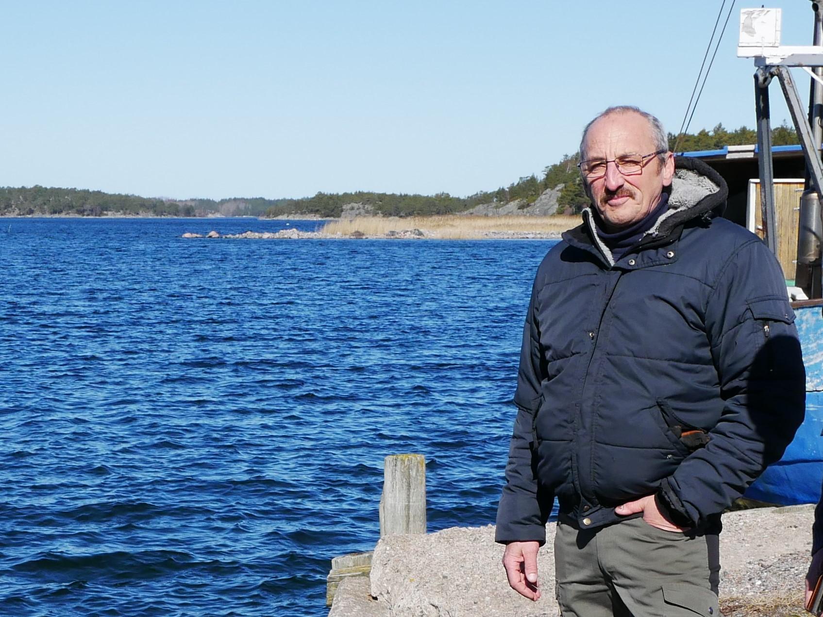 Sixten Laine står vid vattnet