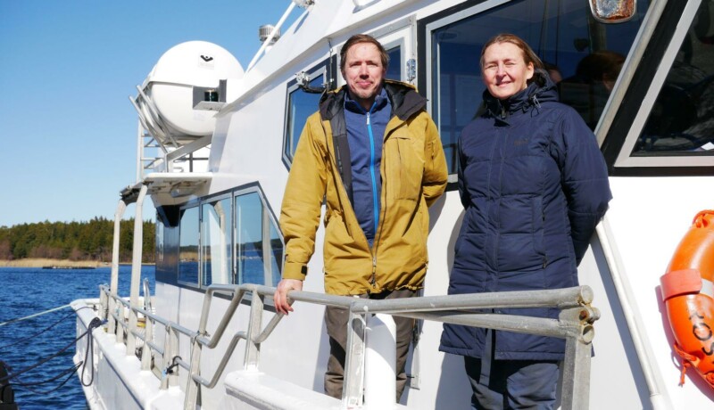 Man och kvinna på båt