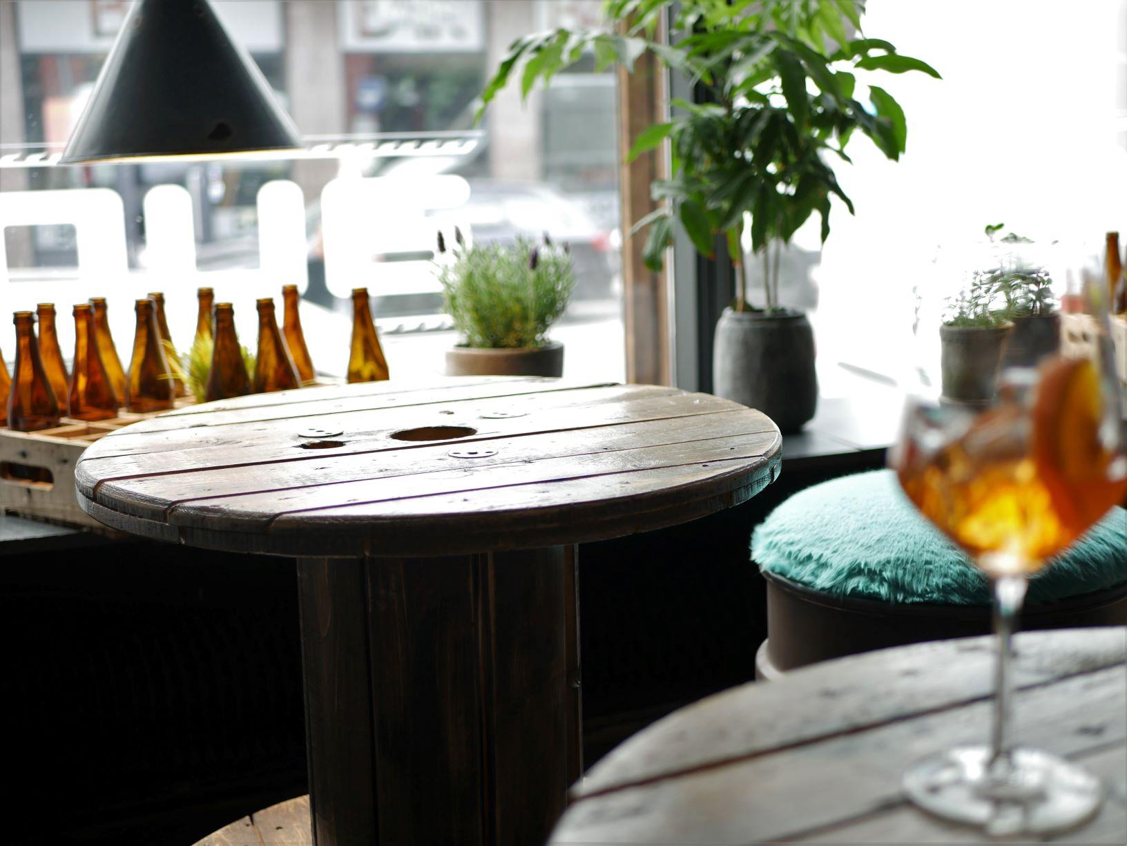 bord med drink i förgrunden