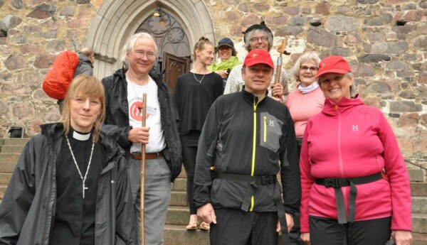 pilgrimsvandrare på trappan till Åbo domkyrka