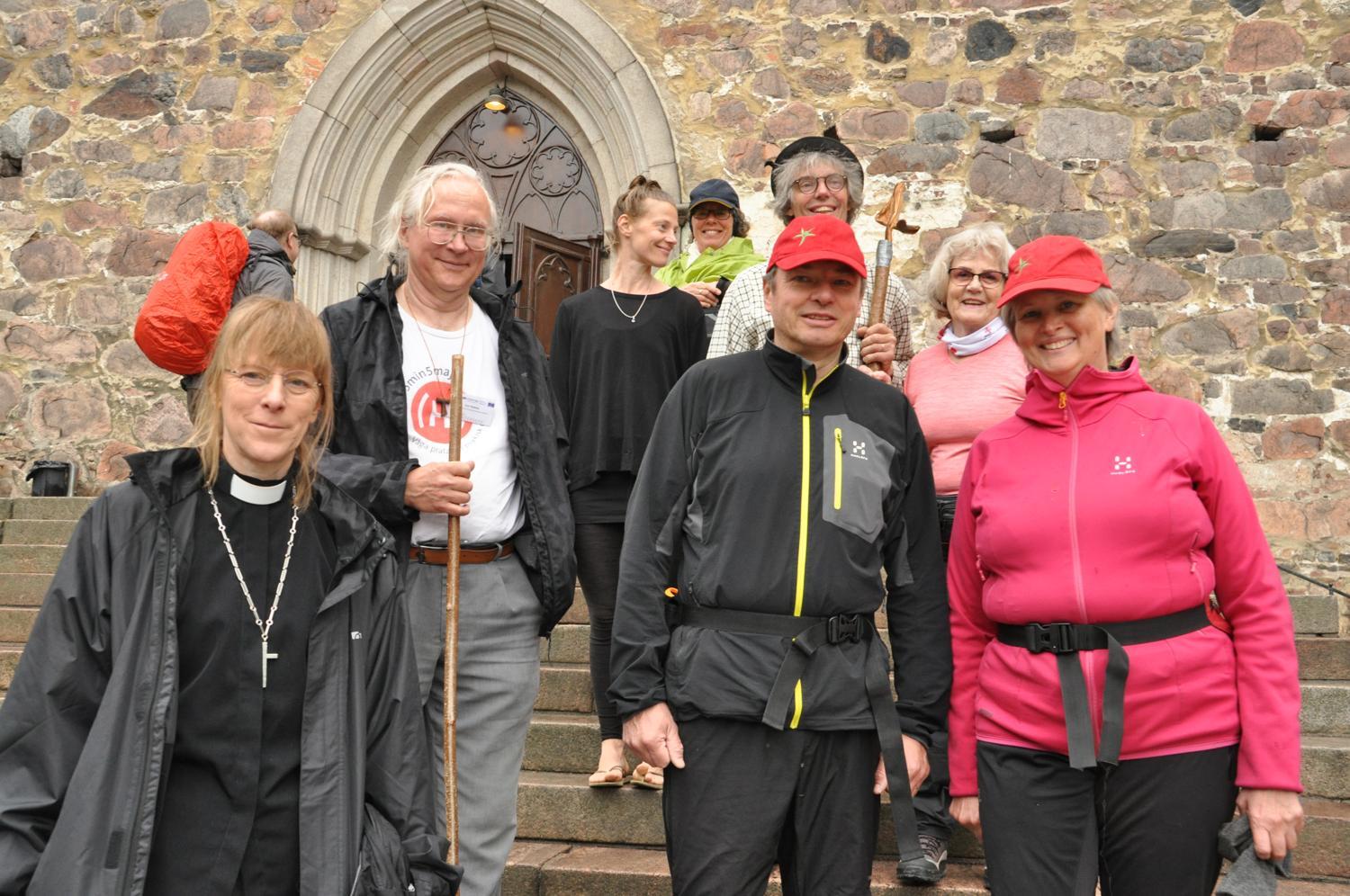 pilgrimsvandrare på trappan till Åbo domkyrka