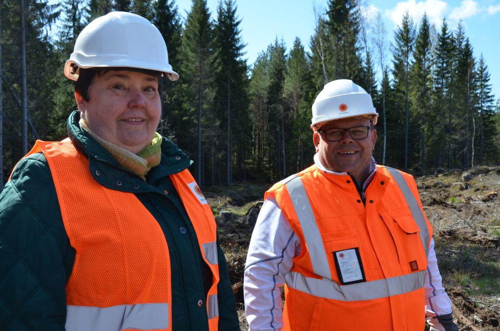 Närbild på Ulla Robertsson och Fred Nordell bredvid varandra i orangea reflexvästar och vita skyddshjälmar.