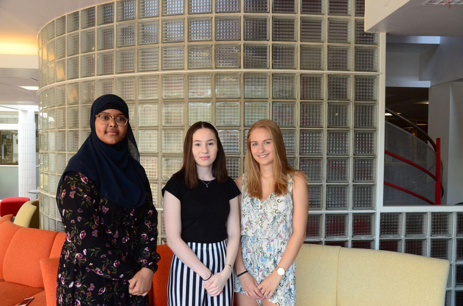Sahra Omar, Ronaz Tahmasebirad och Jessica Lindholm på bild.