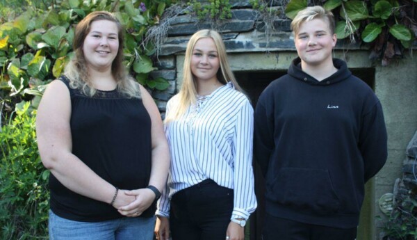 Fanny, Ida och Linus står på rad bredvid varandra och tittar in i kameran.