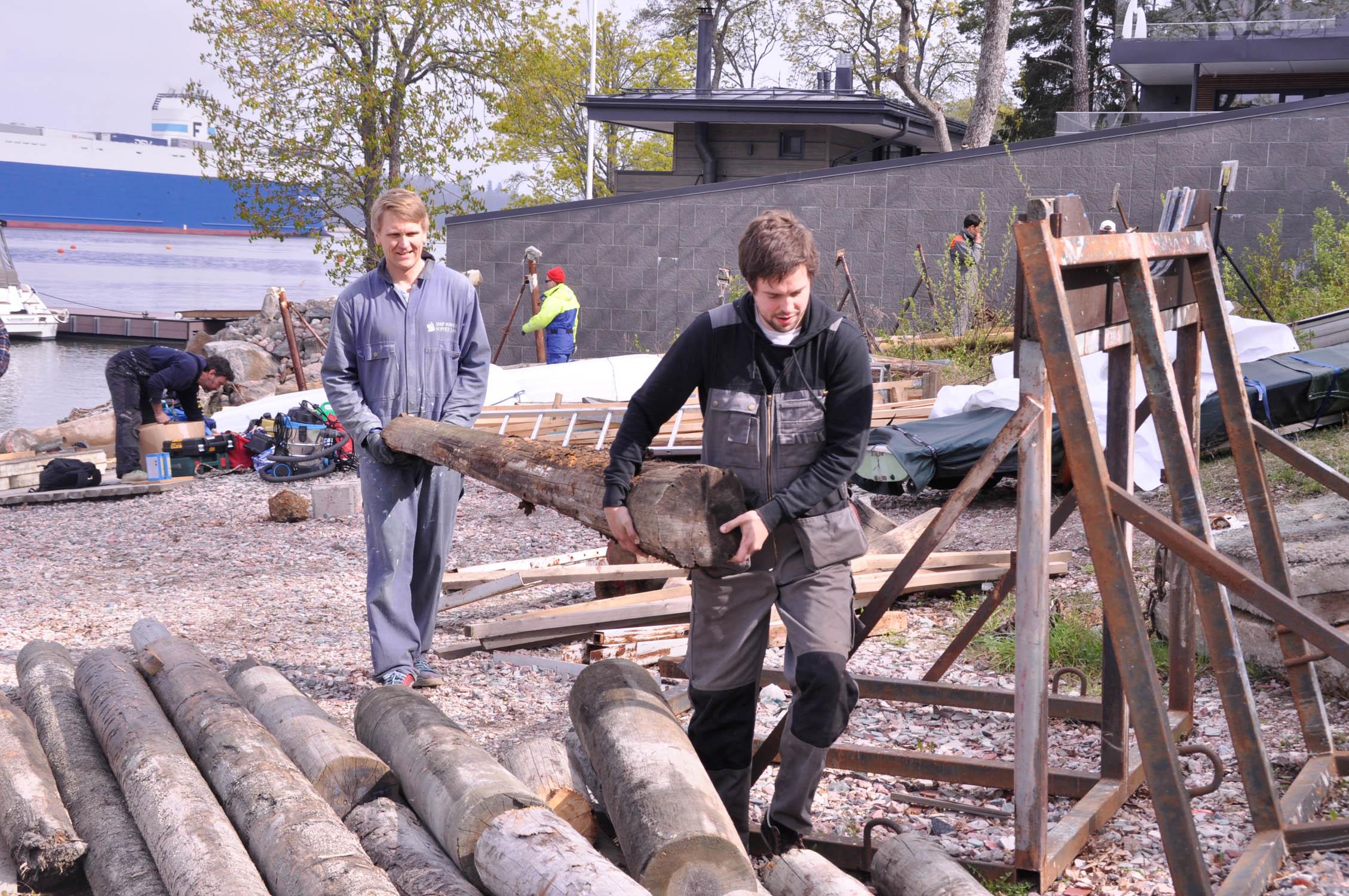 ASS- medlemmar städar i hamnen