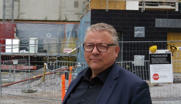 Man framför höghusbygge