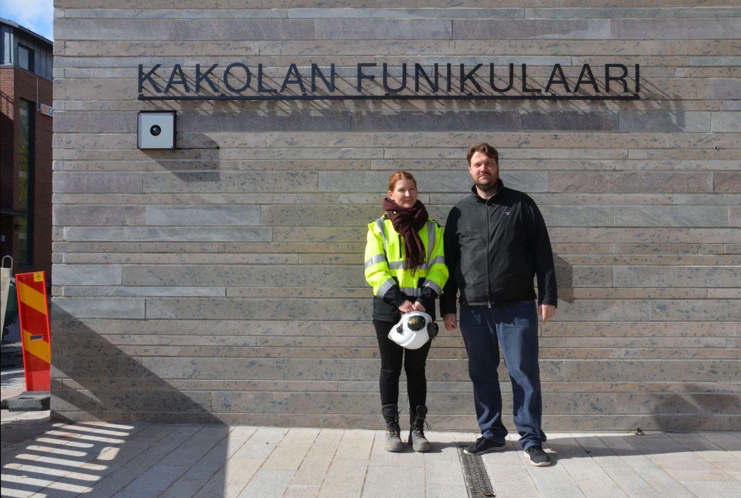 Kvinna och man står framför stenvägg