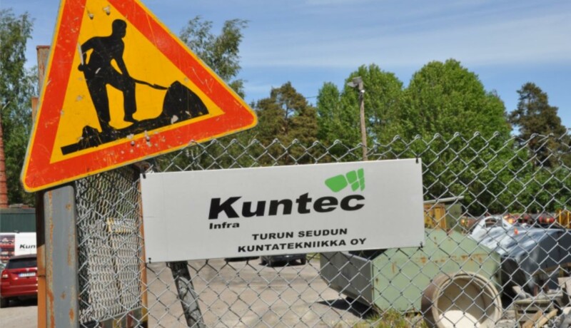 Ett stängsel med en vägarbeteskylt och en bricka där det står Kuntec