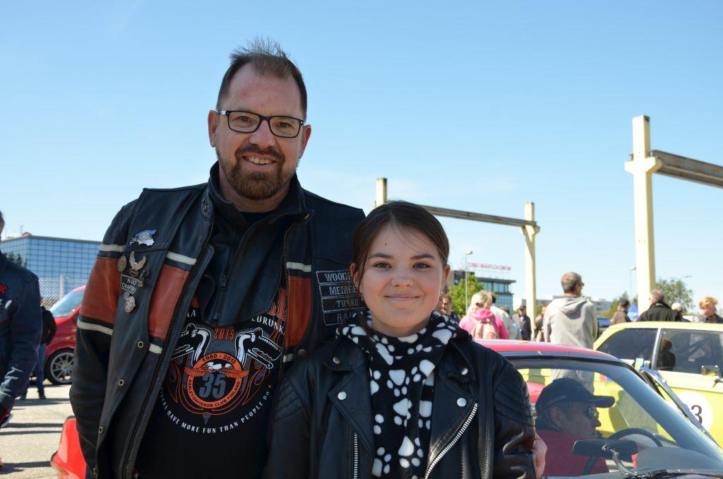 Pappa och dotter klädda i läderrock