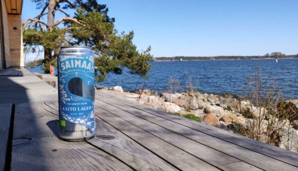 En ölburk på en terrass med vatten i bakgrunden.