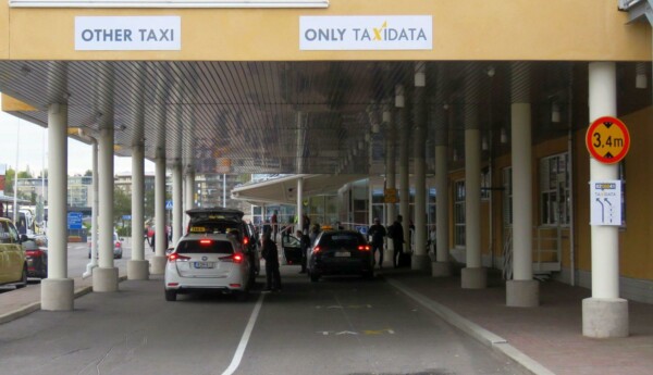 Taxibilar väntar på kunder