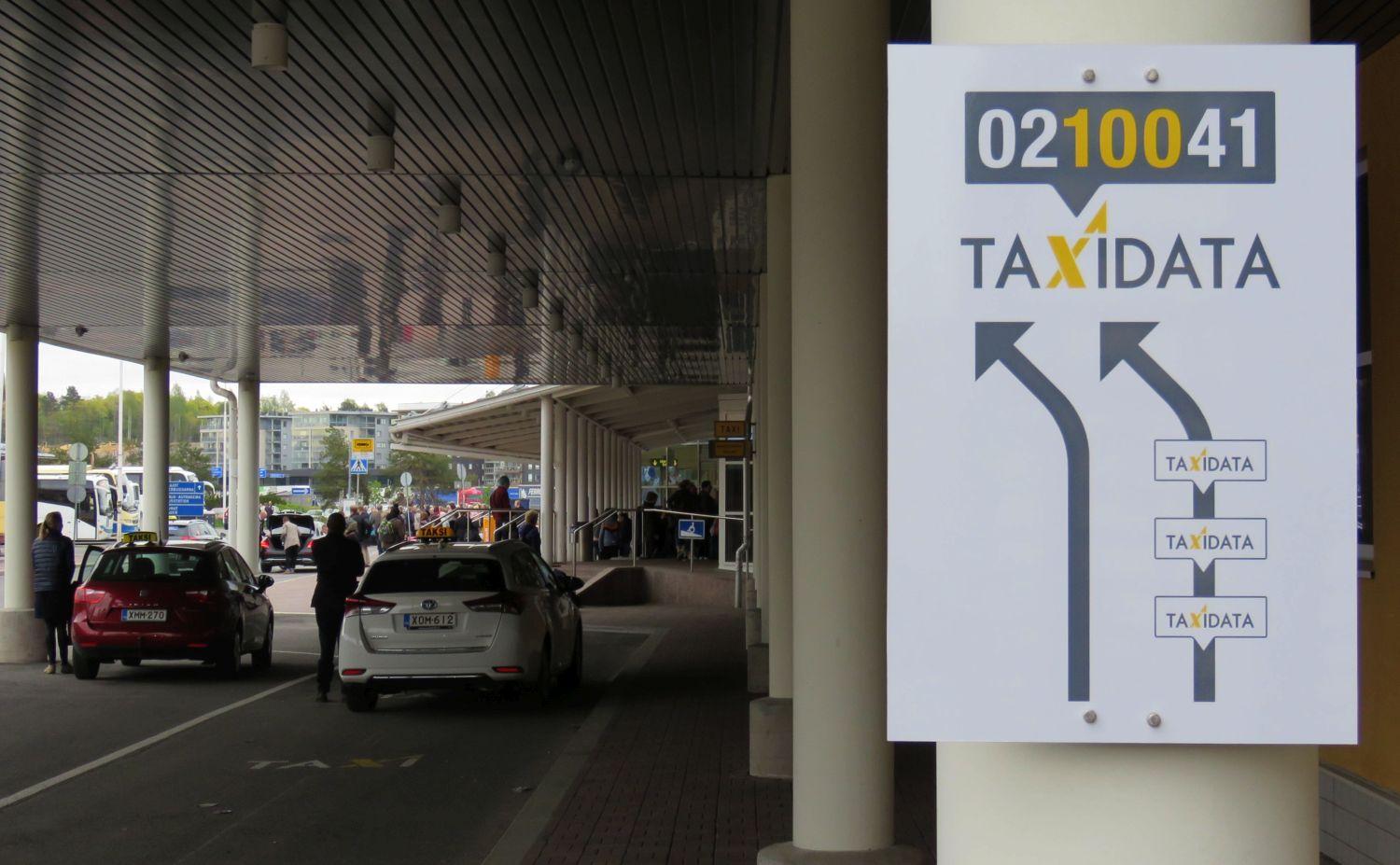 Taxibilar väntar på kunder