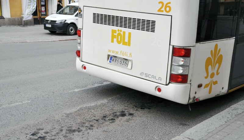 Bakdelen på stadsbuss vid trottoaren.