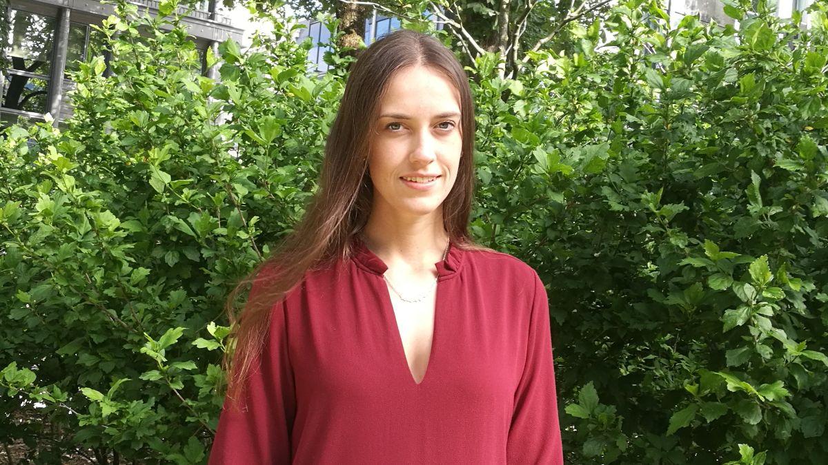 Kvinna i röd blus.