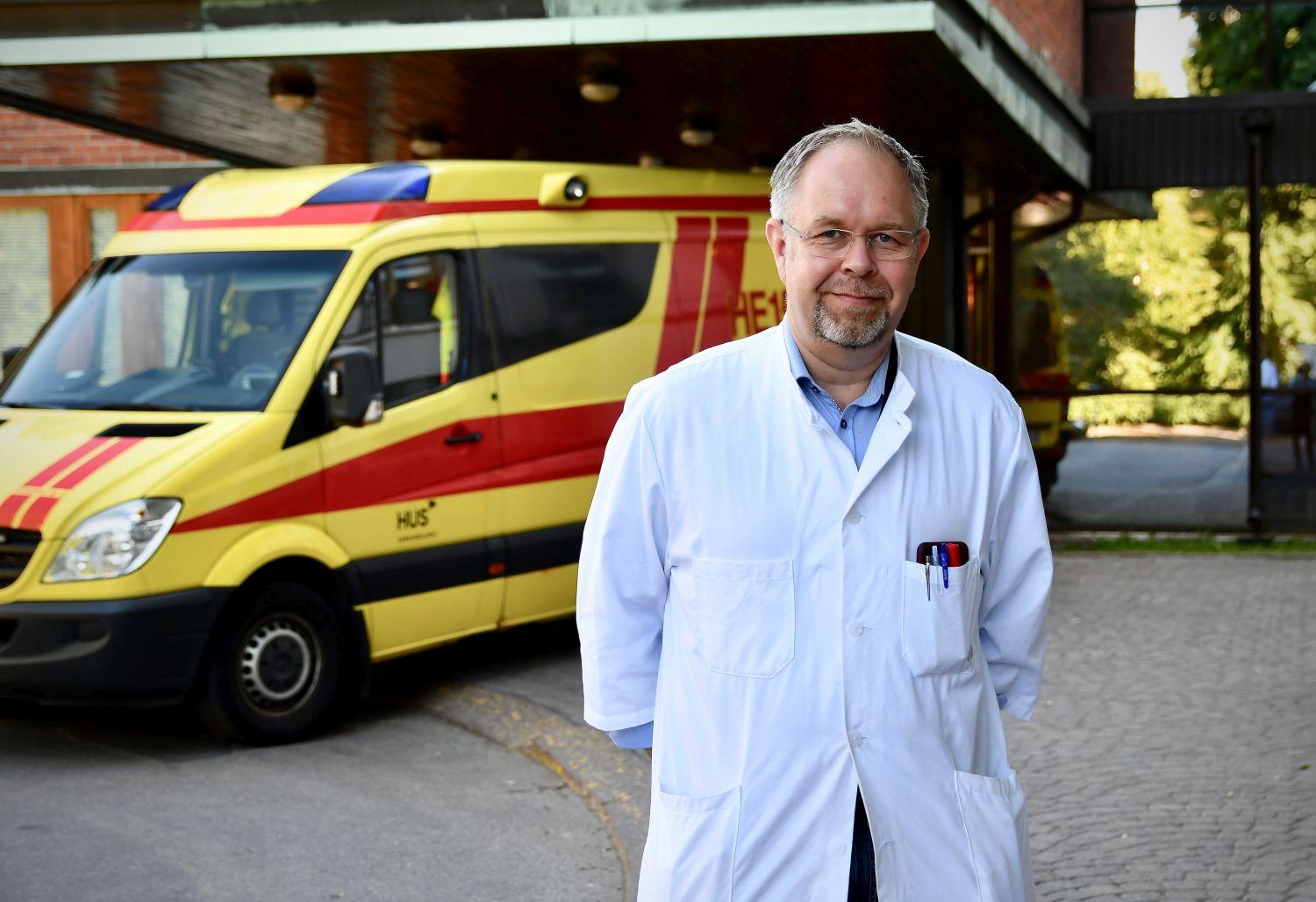 Överläkare Mika Paavola står framför en ambulans.