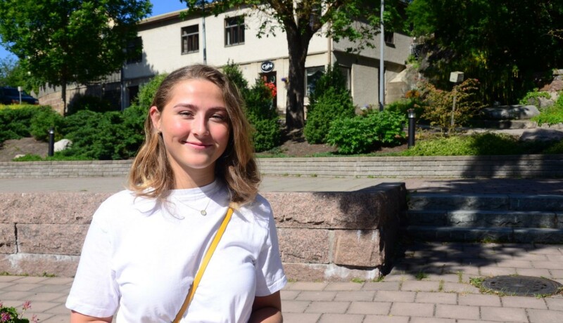 Julia Lindqvist i Pargas får en yrkesexamen idag och för två veckor sedan blev hon student. Hon har inte bråttom med att fatta beslut om vad hon ska ägna sig åt i framtiden.