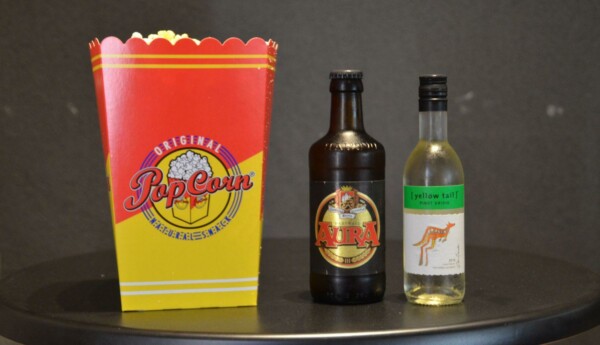 Ett paket popcorn, en öl och en liten flaska vittvin avbildat.