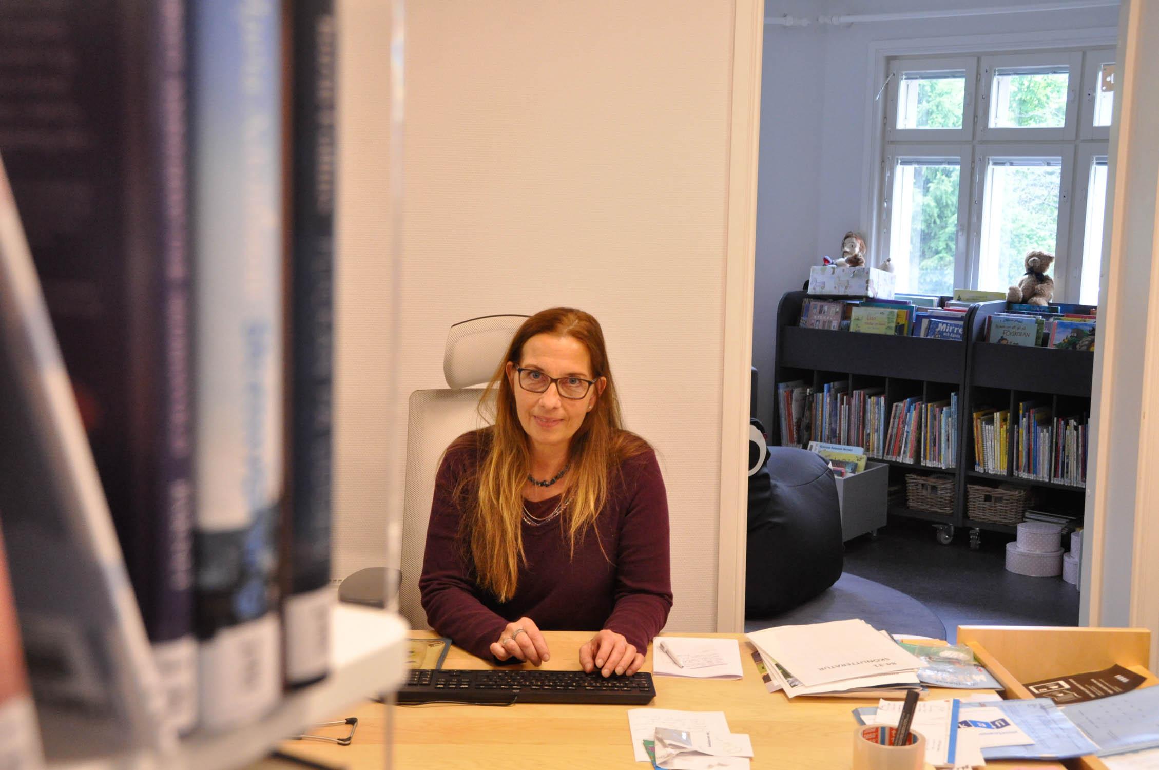 Henrika Eklund bakom biblioteksdisken.