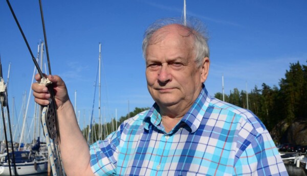 Gråhårig man med rutig skjorta.