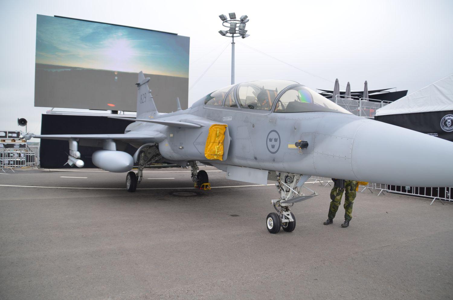 Ett svenskt Gripen jaktflygplan på Turku airshow i Åbo