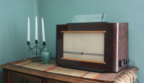 gammal radioapparat