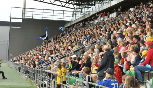 En läktare fylld med publik på Veritas Stadion i Åbo