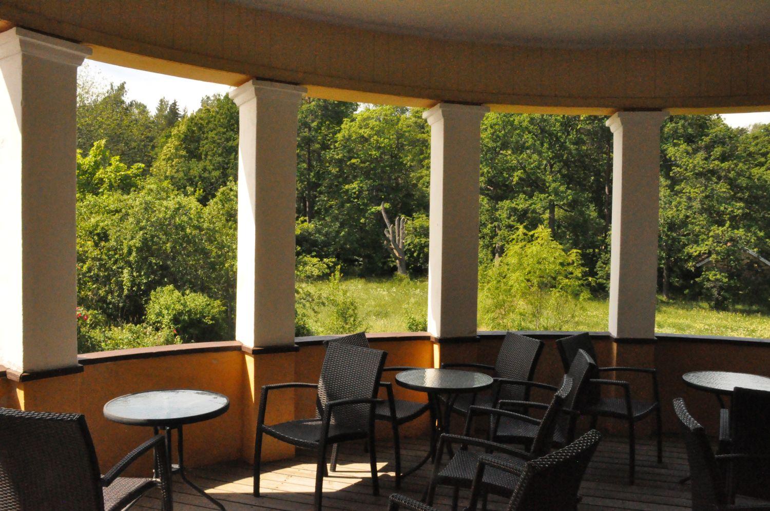Brinkhall gårds huvudbygndads paviljong fotad. i bakgrunden synns en tät skog.