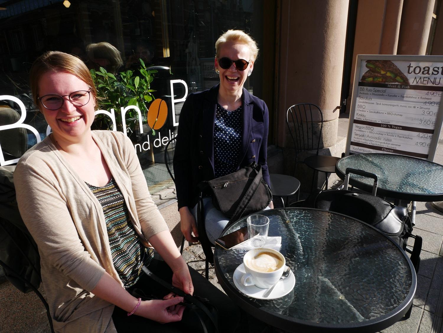 Elina Vähäkuopus och Maria Mänty från Rovaniemi sökte upp Bean Bar på nätet, eftersom de visste att de behövde ett ställe att dricka kaffe på innan arbetsdagen. 