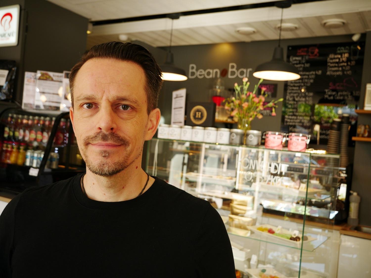  Målet var alltid att öppna tidigt och servera kaffe, och senare frukost, till de som passerade på väg till jobbet, berättar Bean Bars ägare Jani Toivonen. 