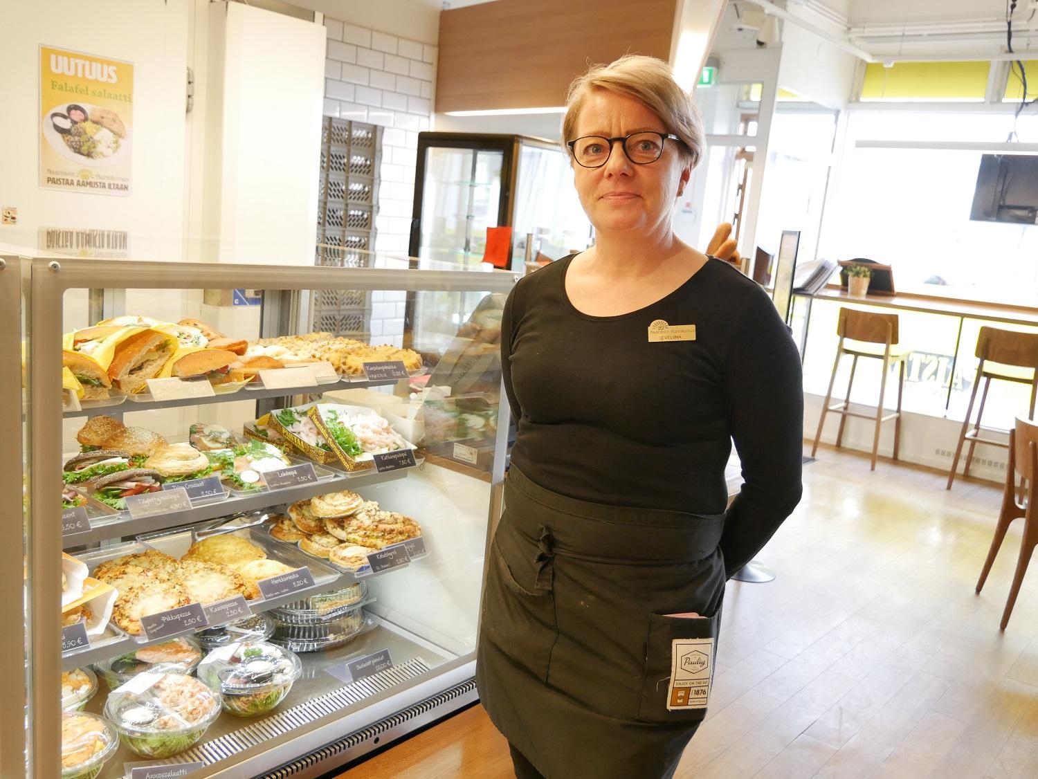 – Vi har märkt att efterfrågan finns, allt flera vill äta frukost i Åbo, säger Eveliina Puisto, chef för Naantalin Aurinkoinens enhet på Kristinegatan. Caféet har nyligen skapat ett speciellt frukostalternativ. 