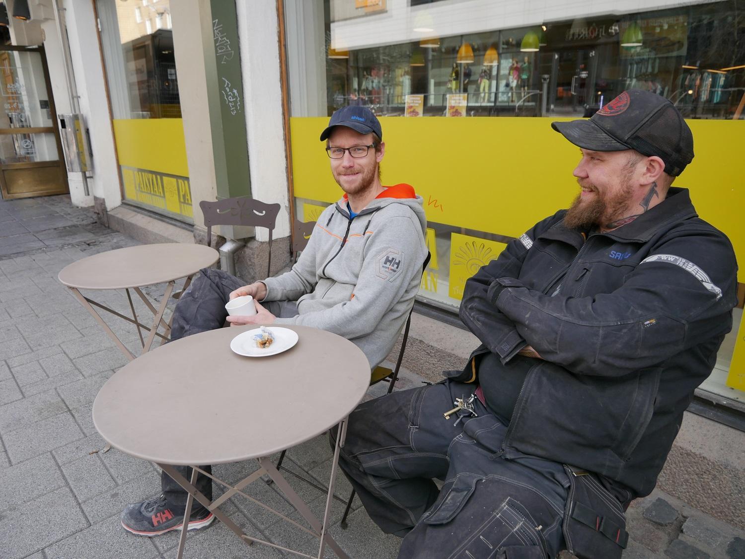 Caféet ska vara centralt. Jani Mattila från Pargas och Jussi Lehtonen från Åbo tar alltid en paus vid niotiden. För dem är det viktigt att platsen ligger i centrum. 