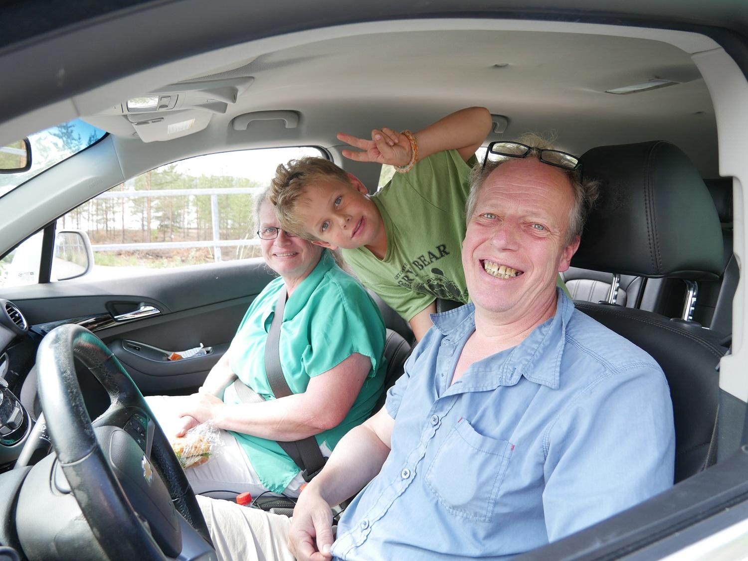 Stina Johnsson, Simon Hellström och Pähr Hellström var på väg för att fira midsommar i Norrskata. Foto: Annina Suominen