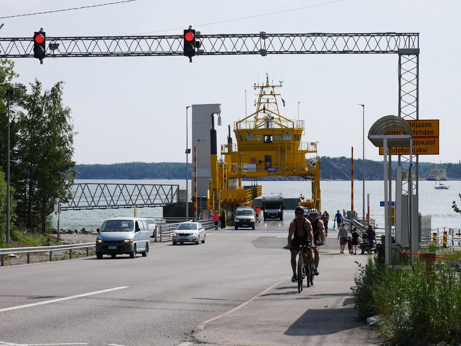 Temperaturen visade över 25 grader på torsdagseftermiddagen. Många rörde sig i trafiken längs Skärgårdsvägen, såväl bilister som cyklister. 