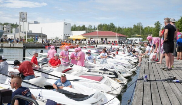 många båtar i hamnen