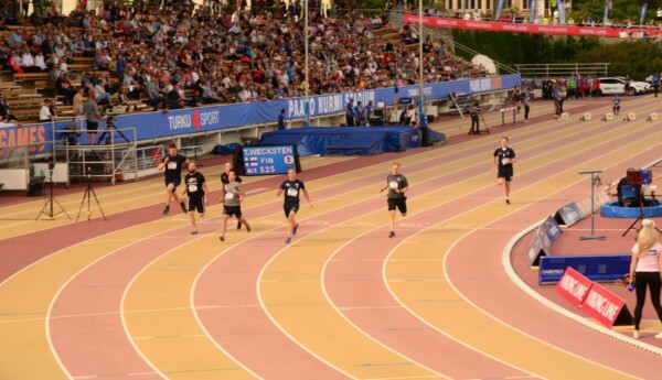 Tävlingen om vilken indrottsförening som är snabbast i Åbo under Paavo Nurmi games 2019. Kimmo Kutinlahti från TuTo Volley besegrar sina rivaler.
