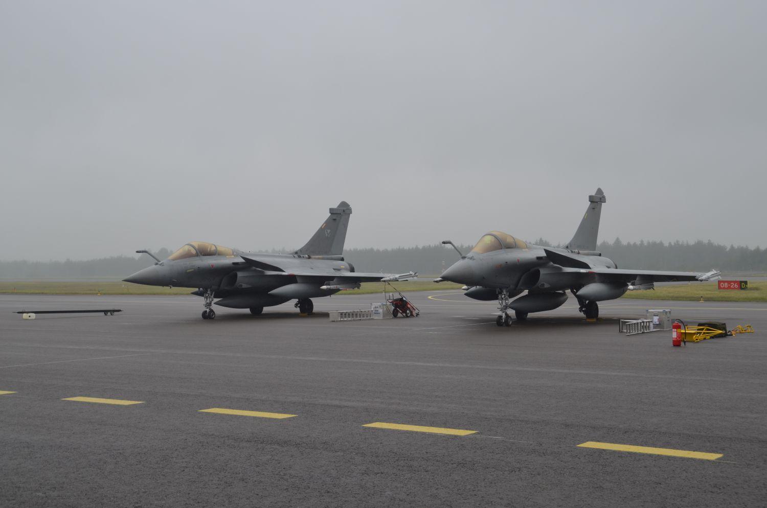 två franska Dassault Rafale jaktflygplan på Turku airshow i Åbo.