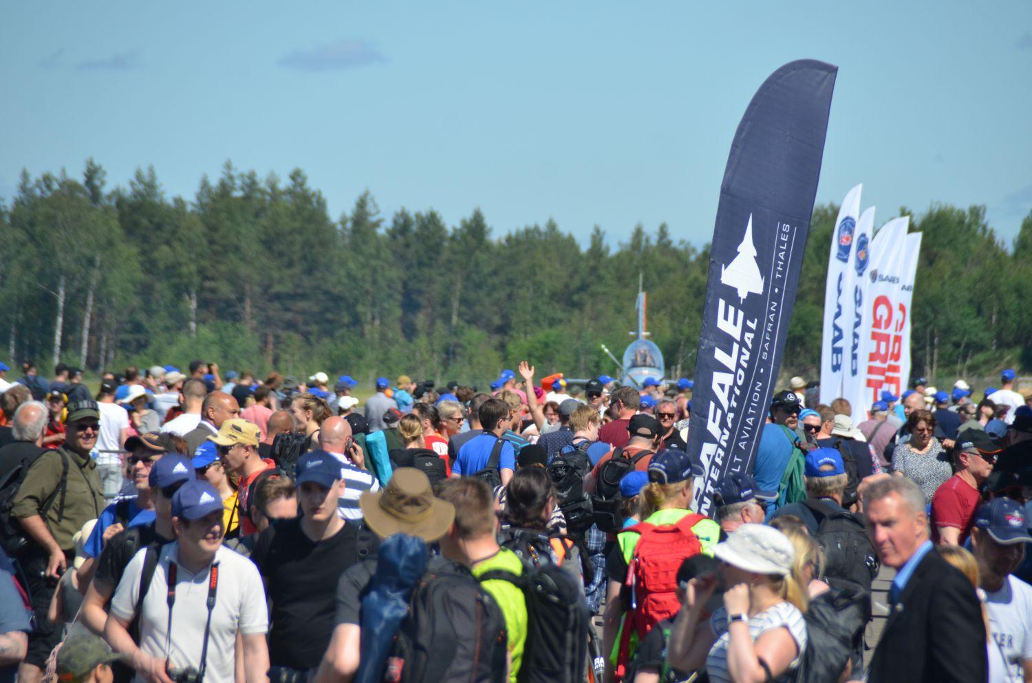 Ett foto av publikmängden på Turku airshow i Åbo.