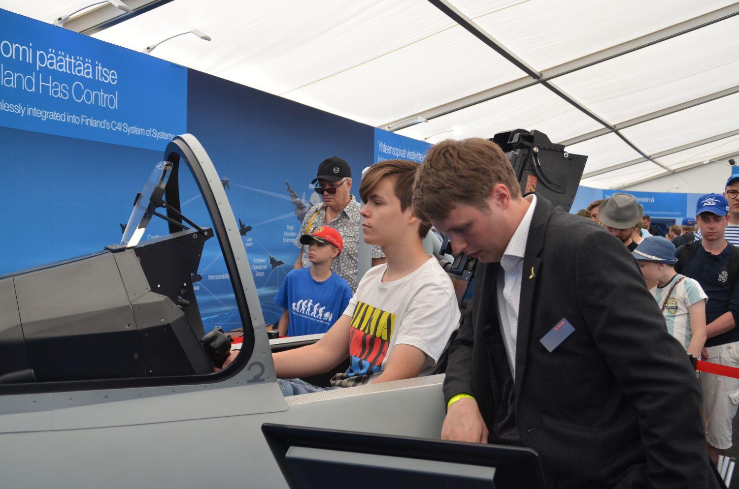 Pojke flyger flygplan i simulator på Turku airshow