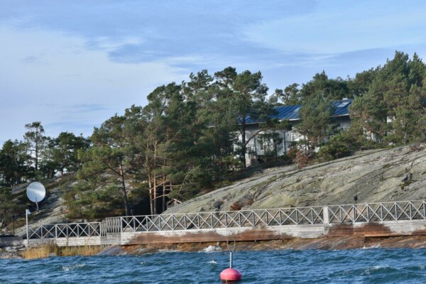 en ö med stor brygga