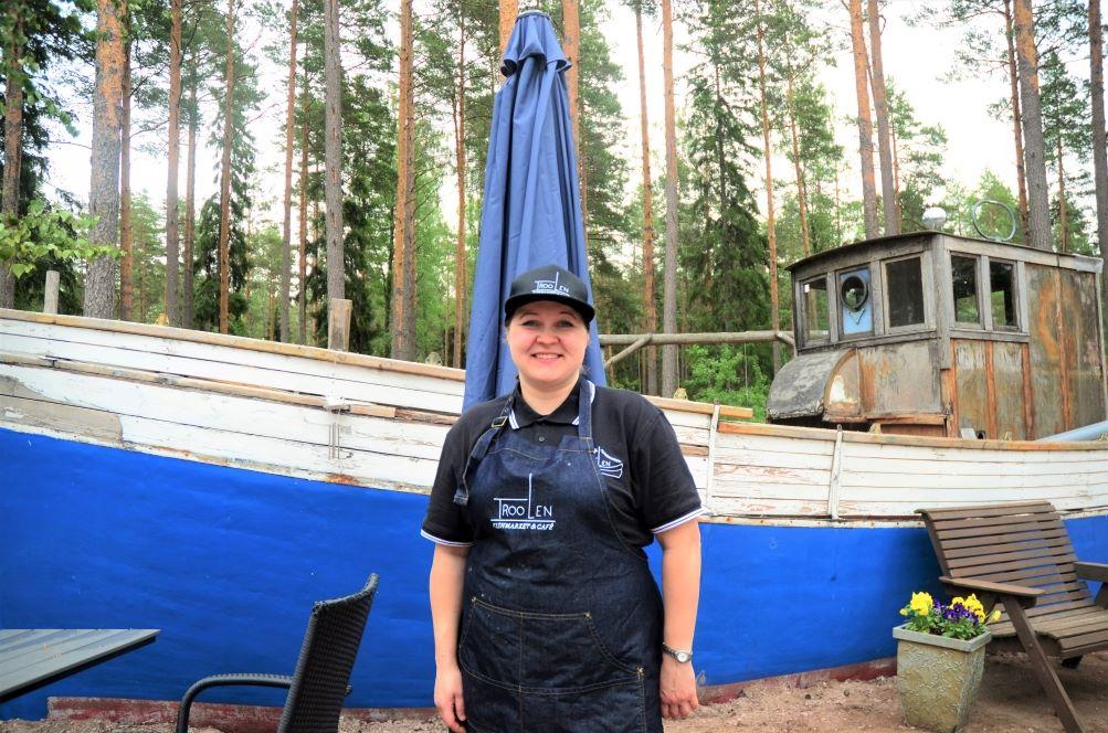 Hanne Saarinen framför träbåt